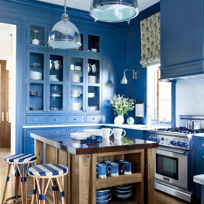 Цвет Classic Blue в интерьере кухонного помещения